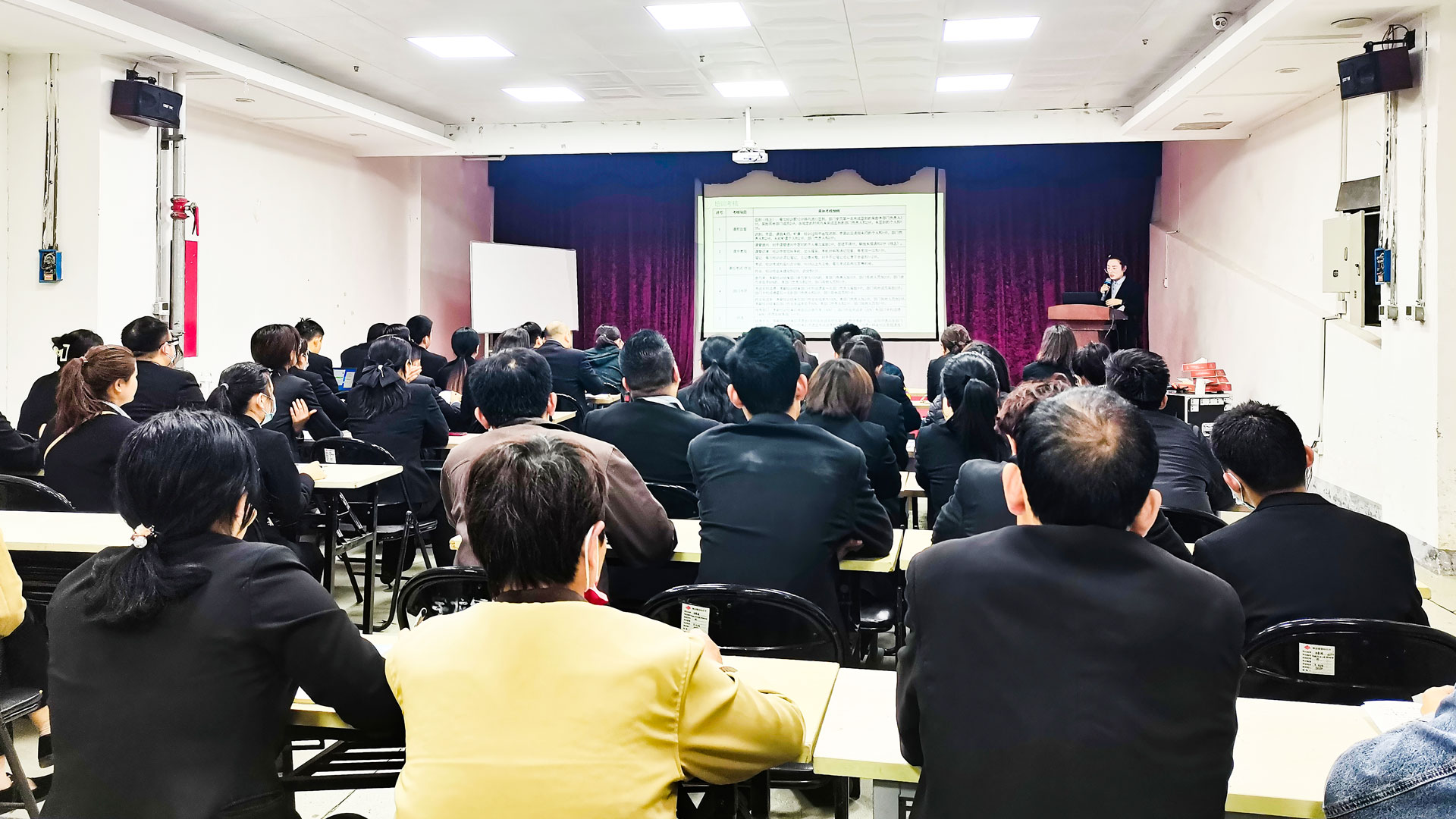 百貨公司：抓培訓，促提升圖一.jpg